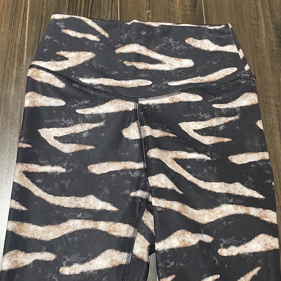 NWOT LOLE BURST ANKLE LEGGINGS:SAND DUNES BLACK - Picture 3 of 9